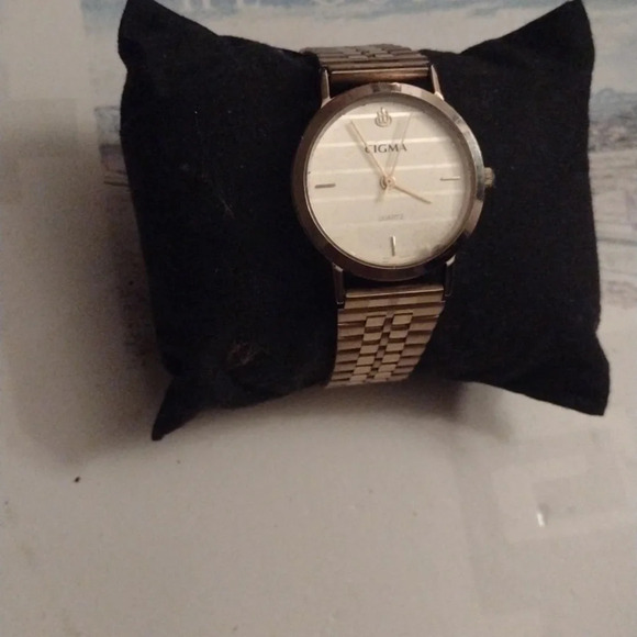 Cigma☺️Goldtone Unisex Watch - Picture 1 of 4